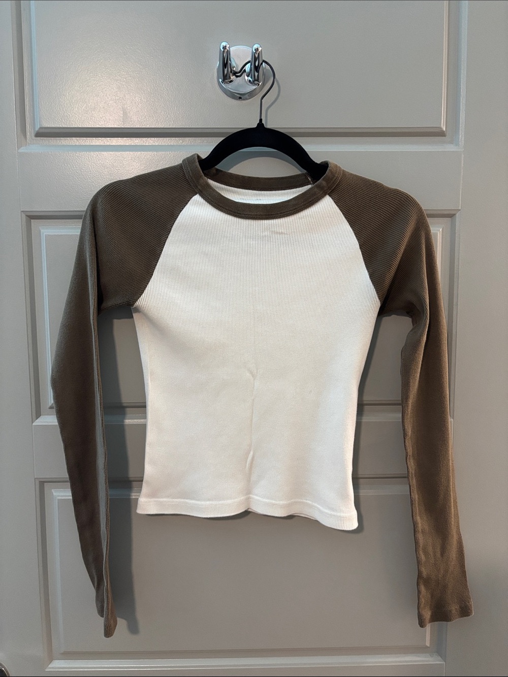 Brandy Melville White and Brown Raglan Long-Sleeve Tee